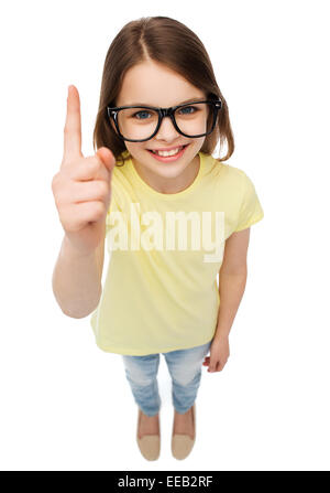 Smiling cute little girl in black lunettes Banque D'Images