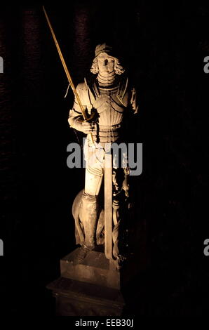 Statue du chevalier Bruncvik par nuit le long du pont Charles à Prague Banque D'Images