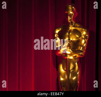 15 janvier 2015 - Los Angeles/Los Angeles, Californie, États-Unis - Oscar Statue avec rideau rouge fond.----l'Academy of Motion Picture Arts and Sciences a annoncé l'Oscar Award Nominations pour 2015 dès le jeudi matin, le 15 janvier 2015 au Samuel Goldwyn Theatre de Los Angeles. Les réalisateurs Alfonso Cuaron, avec une division de JJ Abrams a annoncé les nominations techniques précisément à 5 h 30 HNP. L'acteur Chris Pine avec les AMP et président d'Académie Cheryl Boone a annoncé la Division Deux grandes candidatures précisément à 5:40 a.m PST. (Crédit Image : © David Bro/Zuma sur le fil) Banque D'Images