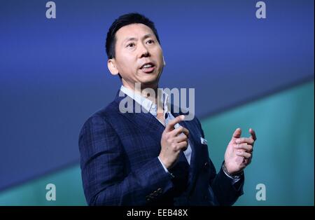 Samsung Electronics, Vice-président exécutif, Wonjin Lee prend la parole lors d'une conférence de presse au 2015 International Consumer Electronics Show (CES) à Las Vegas, Nevada, USA, 05 janvier 2015. Photo : Britta Pedersen/dpa Banque D'Images