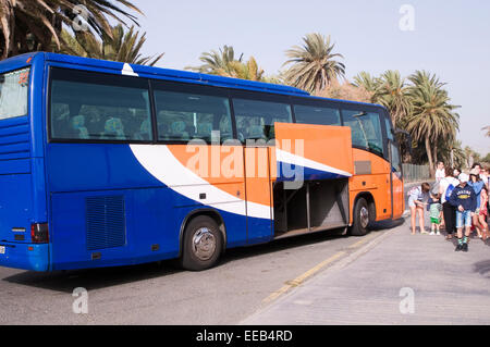 Entraîneurs entraîneur transferts Transfert aéroport hôtel de vacances à l'extérieur de masse transport chargement bagages Banque D'Images