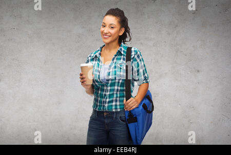 Smiling student avec sac et emporter Coffee cup Banque D'Images