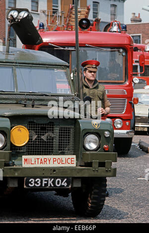 BELFAST, EN IRLANDE DU NORD - mai 1972. La Police militaire royale dans le centre-ville de Belfast durant les troubles, l'Irlande du Nord. Banque D'Images