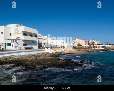 Le long de la promenade du front de mer de Corralejo avec choix de bars restaurants tourist resort Fuerteventura Canaries Banque D'Images