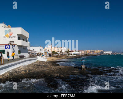 Le long de la promenade du front de mer de Corralejo avec choix de bars restaurants tourist resort Fuerteventura Canaries Banque D'Images