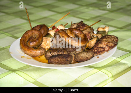 Steak saucisse de viande mixte grillé sur une plaque Banque D'Images