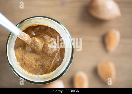 Dans un pot de beurre d'amande avec une cuillère, directement au-dessus de Banque D'Images