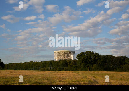 L'Angleterre, Cheshire, radiotélescope de Jodrell Bank à la fin de soir lumière Banque D'Images