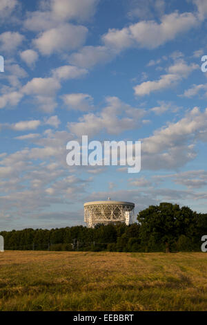 L'Angleterre, Cheshire, radiotélescope de Jodrell Bank à la fin de soir lumière Banque D'Images