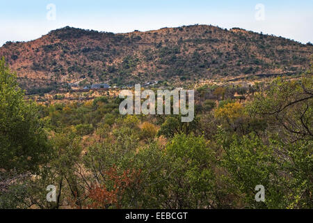 Vue de la mine de platine Blue Ridge au stade initial de l'exploration montrant la position géographique contre la crête dans le complexe igné de Bushveld, Afrique du Sud Banque D'Images