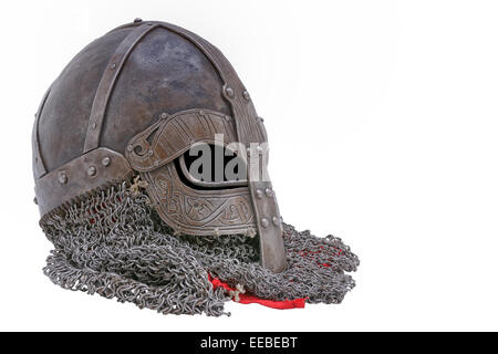 Ancien Casque viking forgé sur un fond blanc. Banque D'Images