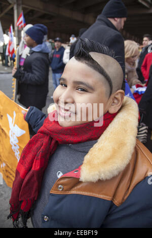 Les participants à l'Assemblée Trois Rois Day Parade à Williamsburg, Brooklyn, New York. Garçon avec coupe de cheveux. artistique Banque D'Images