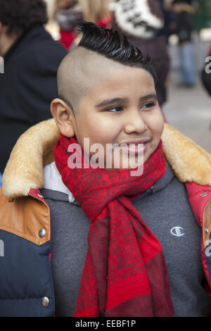 Les participants à l'Assemblée Trois Rois Day Parade à Williamsburg, Brooklyn, New York. Garçon avec coupe de cheveux. artistique Banque D'Images