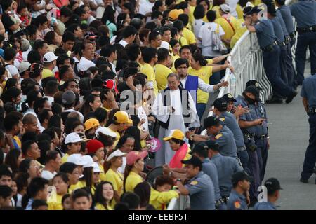 Manille, Philippines. 15 janvier, 2015. Un prêtre parle les gens attendent l'arrivée du Pape François à Baclaran jeudi, 15 janvier 2015. Le Pape est en visite aux Philippines du 15 au 19 janvier. Credit : Mark Fredesjed Cristino/Alamy Live News Banque D'Images