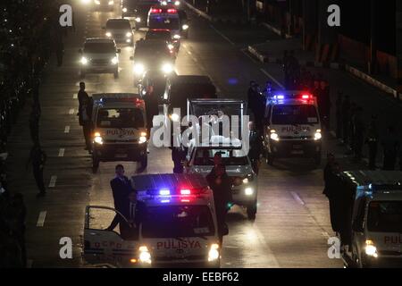 Manille, Philippines. 15 janvier, 2015. Pape Francis vague à la foule à Baclaran jeudi, 15 janvier 2015. Le Pape est en visite aux Philippines du 15 au 19 janvier. Credit : Mark Fredesjed Cristino/Alamy Live News Banque D'Images