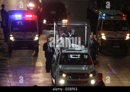 Manille, Philippines. 15 janvier, 2015. Pape Francis vague à la foule à Baclaran jeudi, 15 janvier 2015. Le Pape est en visite aux Philippines du 15 au 19 janvier. Credit : Mark Fredesjed Cristino/Alamy Live News Banque D'Images