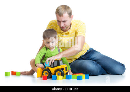 Enfant et son père la réparation du tracteur jouet Banque D'Images