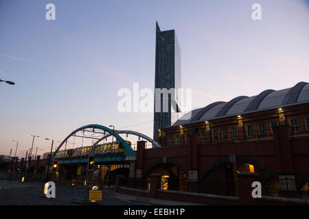 En Angleterre, Manchester, Manchester, tramway Metrolink Convention Center et Beetham Tower at Twilight Banque D'Images