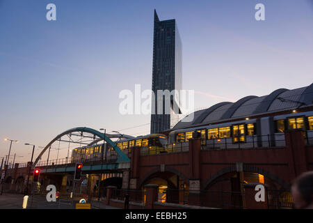 En Angleterre, Manchester, Manchester, tramway Metrolink Convention Center et Beetham Tower at Twilight Banque D'Images