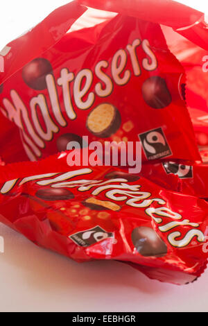 Sac d'emballage multiple de Maltesers le chocolat sur fond blanc - chocolats avec des draps, des centres alvéolé Banque D'Images