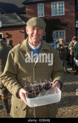 Hill Top Farm, Oakham, Rutland, UK. 15 janvier, 2015. Agriculteur et hôte d'accueil William Cross les disciples, les maîtres et de la Huntsman Pipewell beagles à son domicile. Crédit : Jim Harrison/Alamy Live News Banque D'Images