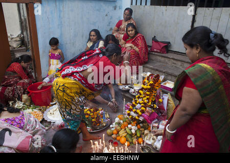 Dhaka, Bangladesh. 15 Jan, 2015. Les dévots hindous prier la prière 'frère' ou 'buro buri puja' obtenir la libération de la maladie pendant l'hiver dans le Vieux Montréal. © Zakir Hossain Chowdhury/ZUMA/Alamy Fil Live News Banque D'Images