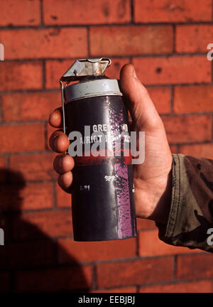 Armes de ULSTER - février 1972. Gaz CS cannister utilisé au début des troubles par l'armée britannique pour le contrôle des émeutes, l'Irlande du Nord. Banque D'Images