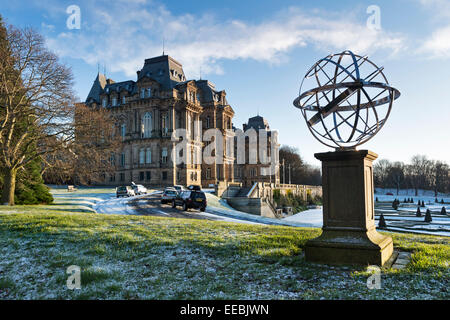 Le Bowes Museum et la sphère armillaire Mémorial à Sa Majesté la reine Elizabeth la reine mère, Barnard Castle County Durham Teesdale Banque D'Images