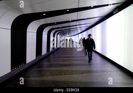 Tubes pour arrosage à paroi mince lumineux par Karina Armburg Jennings en tunnel pour piétons à la gare de Kings Cross, London Banque D'Images