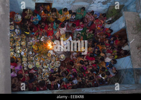 Dhaka, Bangladesh. 15 Jan, 2015. Les dévots hindous prier la prière 'frère' ou 'buro buri puja' obtenir la libération de la maladie pendant l'hiver dans le Vieux Montréal. © Zakir Hossain Chowdhury/ZUMA/Alamy Fil Live News Banque D'Images