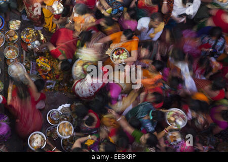 Dhaka, Bangladesh. 15 Jan, 2015. Les dévots hindous prier la prière 'frère' ou 'buro buri puja' obtenir la libération de la maladie pendant l'hiver dans le Vieux Montréal. © Zakir Hossain Chowdhury/ZUMA/Alamy Fil Live News Banque D'Images