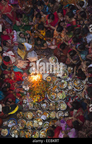 Dhaka, Bangladesh. 15 Jan, 2015. Les dévots hindous prier la prière 'frère' ou 'buro buri puja' obtenir la libération de la maladie pendant l'hiver dans le Vieux Montréal. © Zakir Hossain Chowdhury/ZUMA/Alamy Fil Live News Banque D'Images