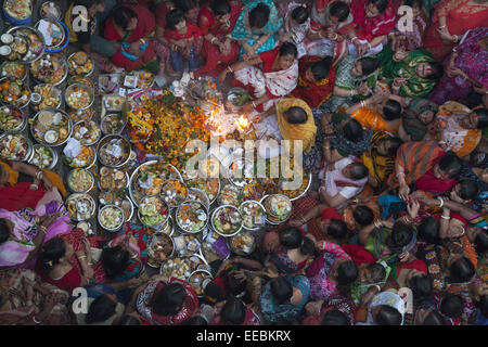 Dhaka, Bangladesh. 15 Jan, 2015. Les dévots hindous prier la prière 'frère' ou 'buro buri puja' obtenir la libération de la maladie pendant l'hiver dans le Vieux Montréal. © Zakir Hossain Chowdhury/ZUMA/Alamy Fil Live News Banque D'Images