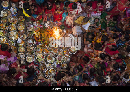 Dhaka, Bangladesh. 15 Jan, 2015. Les dévots hindous prier la prière 'frère' ou 'buro buri puja' obtenir la libération de la maladie pendant l'hiver dans le Vieux Montréal. © Zakir Hossain Chowdhury/ZUMA/Alamy Fil Live News Banque D'Images