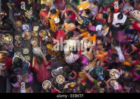 Dhaka, Bangladesh. 15 Jan, 2015. Les dévots hindous prier la prière 'frère' ou 'buro buri puja' obtenir la libération de la maladie pendant l'hiver dans le Vieux Montréal. © Zakir Hossain Chowdhury/ZUMA/Alamy Fil Live News Banque D'Images