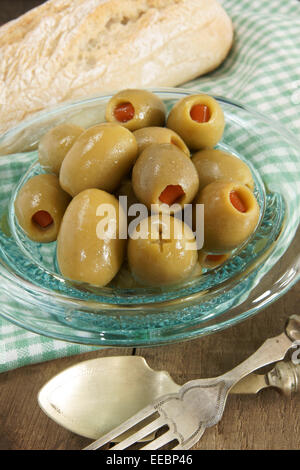 Olives farcies aux poivrons rôtis avec selective focus on olive avant Banque D'Images