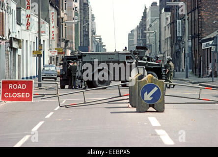 BELFAST, EN IRLANDE DU NORD - mai 1972. Route de l'armée britannique bloc dans le centre-ville de Belfast durant les troubles, l'Irlande du Nord. Banque D'Images