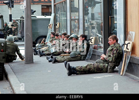 BELFAST, EN IRLANDE DU NORD - mai 1972. Les troupes de l'armée britannique avec Anti anti-émeute dans le centre-ville de Belfast durant les troubles, l'Irlande du Nord. Banque D'Images