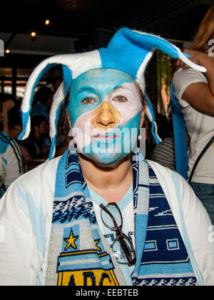 Les fans de football argentin se préparer pour regarder la finale de la Coupe du Monde FIFA 2014 au pub de l'Argentine, Moo, sur le London Vauxhall Bridge Road, à Pimlico comprend : atmosphère, les fans de football argentin Argentine,Fans,Argentine où des fans : London, Royaume-Uni lorsque Banque D'Images