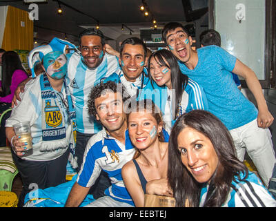 Les fans de football argentin se préparer pour regarder la finale de la Coupe du Monde FIFA 2014 au pub de l'Argentine, Moo, sur le London Vauxhall Bridge Road, à Pimlico comprend : atmosphère, les fans de football argentin Argentine,Fans,Argentine où des fans : London, Royaume-Uni lorsque Banque D'Images