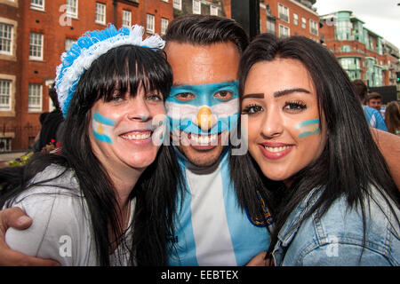 Les fans de football argentin se préparer pour regarder la finale de la Coupe du Monde FIFA 2014 au pub de l'Argentine, Moo, sur le London Vauxhall Bridge Road, à Pimlico comprend : atmosphère, les fans de football argentin Argentine,Fans,Argentine où des fans : London, Royaume-Uni lorsque Banque D'Images