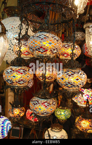 Belles lumières et lanternes en verre décoratif en vente au souk, Istanbul, Turquie Banque D'Images