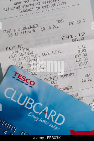 Clubcard Tesco prix du carburant jusqu'à la réception d'économies pour l'essence ou de diesel. Banque D'Images