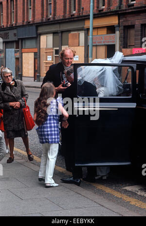 BELFAST, EN IRLANDE DU NORD - avril 1973. Mariée mariage à l'arrivée dans le centre-ville de Belfast durant les troubles, l'Irlande du Nord. Banque D'Images