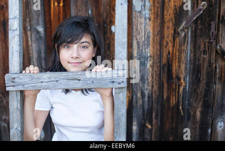 Cute teen girl posing près d'une maison dans le village. Banque D'Images