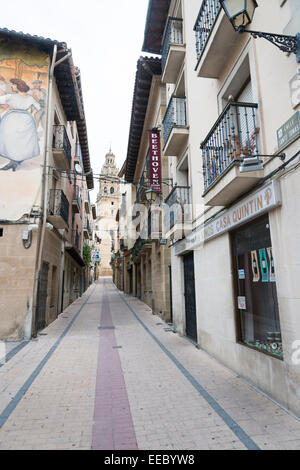 Une rue étroite et bâtiments de la ville de Haro, Espagne, la capitale de la région viticole de rioja. Banque D'Images