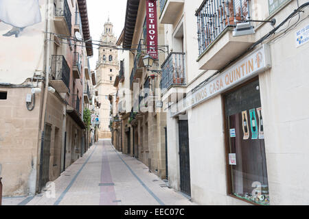 Une rue étroite et bâtiments de la ville de Haro, Espagne, la capitale de la région viticole de rioja. Banque D'Images