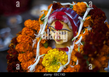 Dhaka, Bangladesh. 15 Jan, 2015. Les dévots hindous prier la prière 'frère' ou 'buro buri puja' obtenir la libération de la maladie pendant l'hiver dans le Vieux Montréal. Zakir Hossain Chowdhury Crédit : zakir/Alamy Live News Banque D'Images