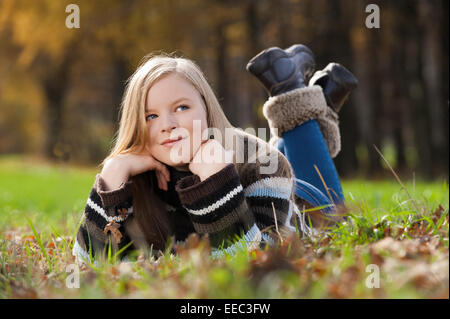 Adolescente en paysage d'automne Banque D'Images