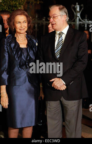 La Reine Sofia d'Espagne avec la ministre de la Culture grec Kostas Tasoulas. La Reine Sofia d'Espagne inaugurent l'exposition 'Les amis et Banque D'Images